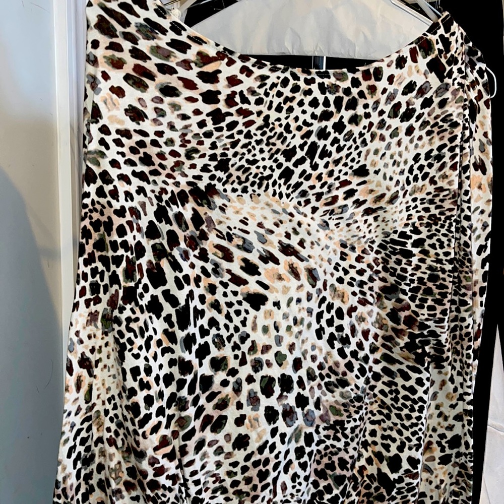 Size 1X St. John’s Bay cheetah print sleeveless top with banned hem